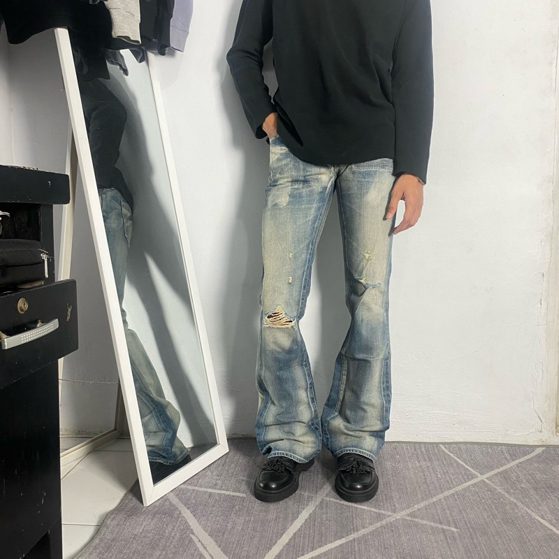 VANQUISH RIPPED BLUE JEANS