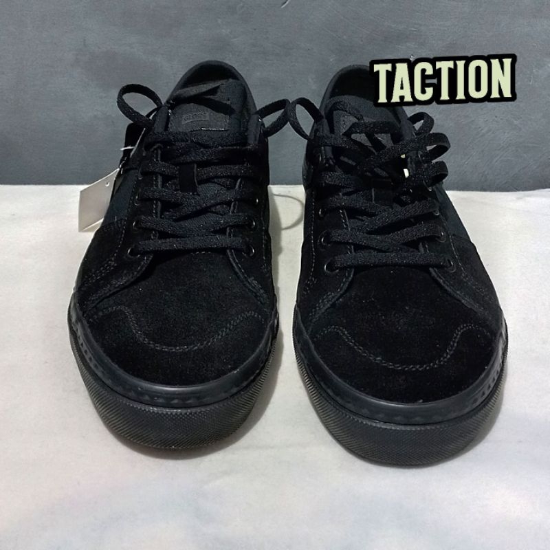 Sepatu skate Globe surplus skate shoes All Black