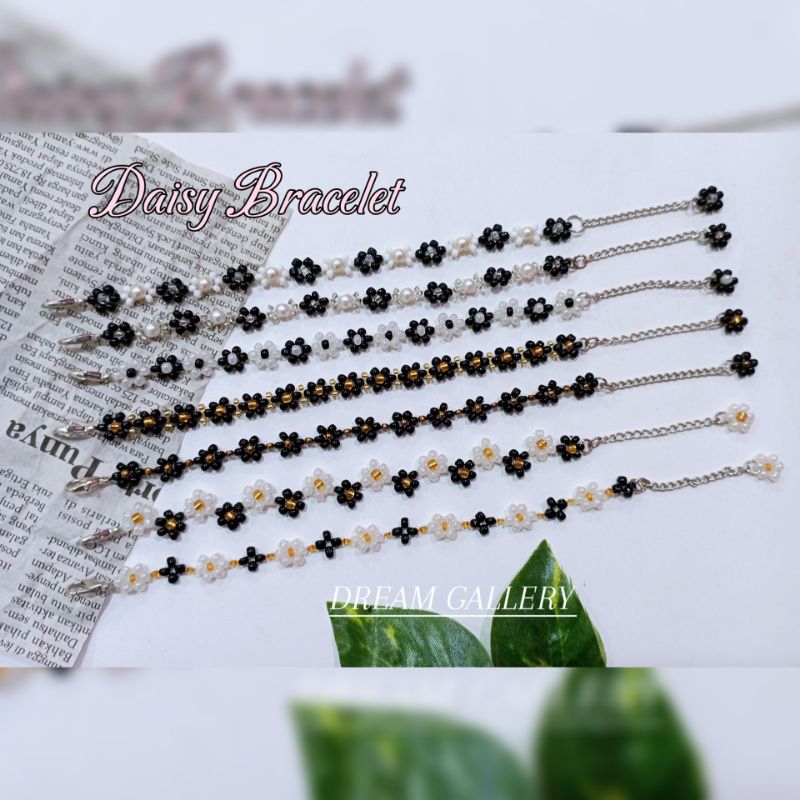 Daisy Bracelet / Gelang Bunga / Gelang Manik-Manik / Gelang Manik Bunga / Warna Mix Hitam & Putih