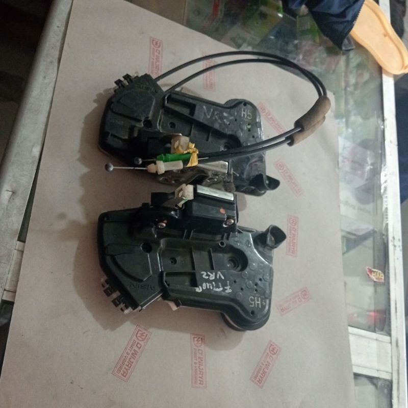 doorlock pintu belakang kijang Inova reborn Hilux revo Fortuner frz.