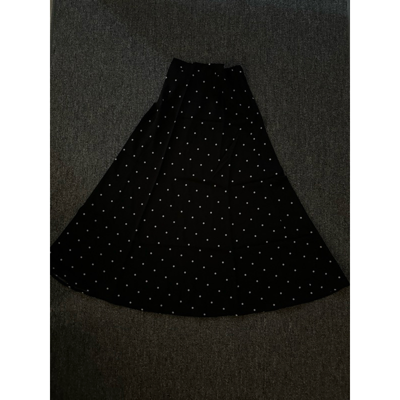 Rok hitam polkadot