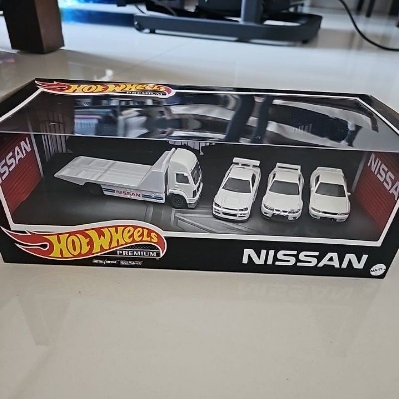 Hot wheels premium Nissan 1 set