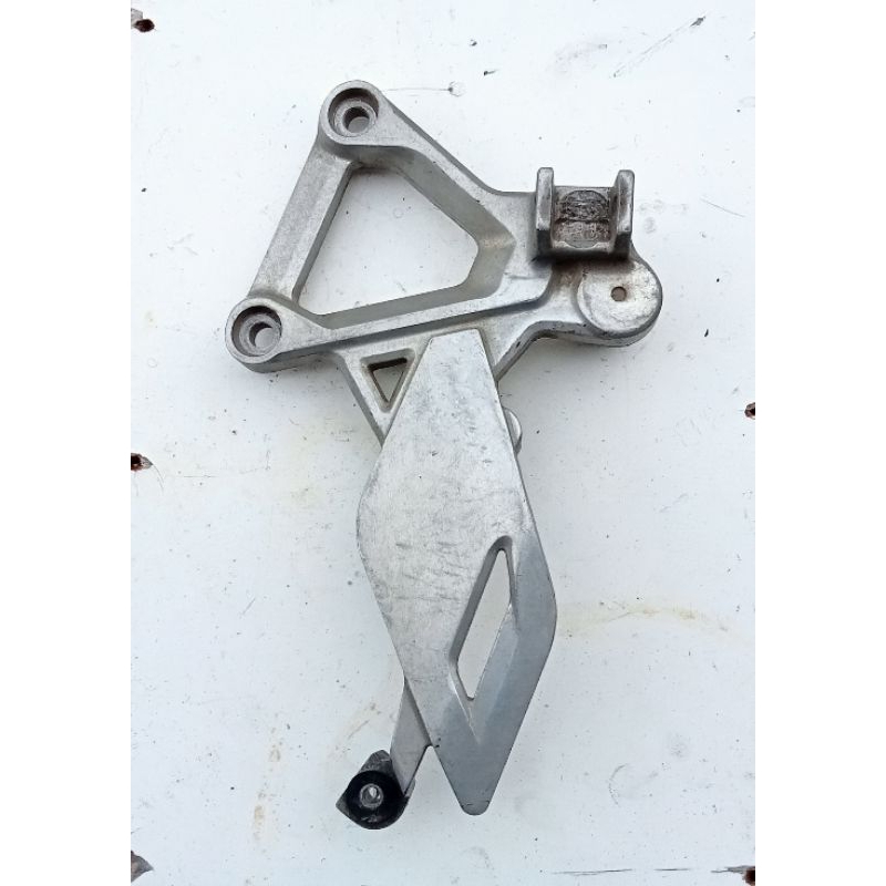 Dudukan footstep depan kanan CBR 150 Thailand cabutan original