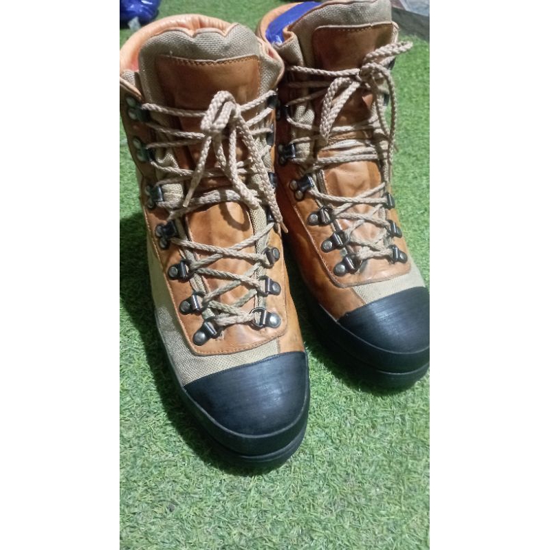 HIKINg VINTAGE BOOTS MADE IN FRANCE BY ISBA SZ 42-43