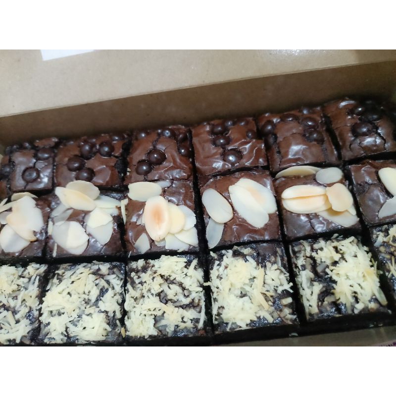 

FUDGY BROWNIES BROWNIES PANGGANG BELI 1 GRATIS 1