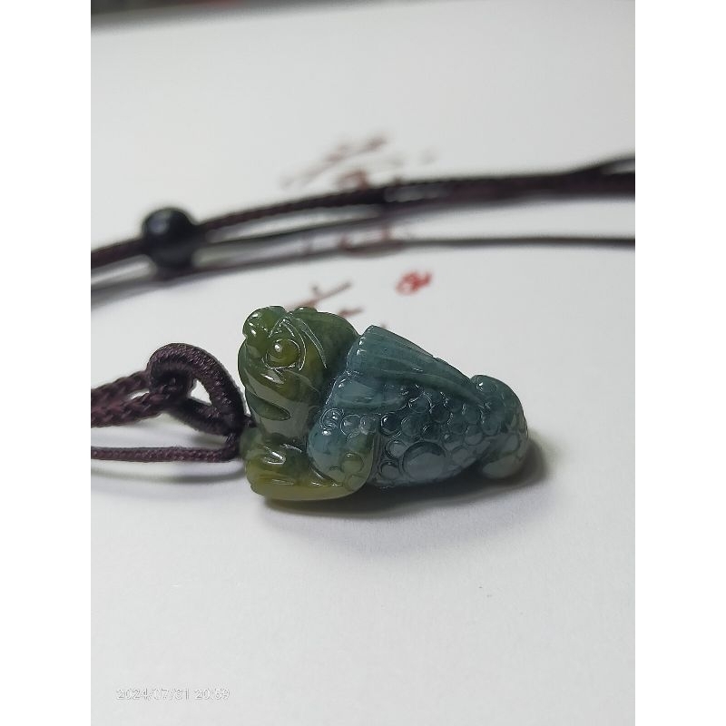 Liontin Kalung Giok Burma Katak Emas kaki 3 / kodok rejeki kaki tiga hijau kuning bersertifikat