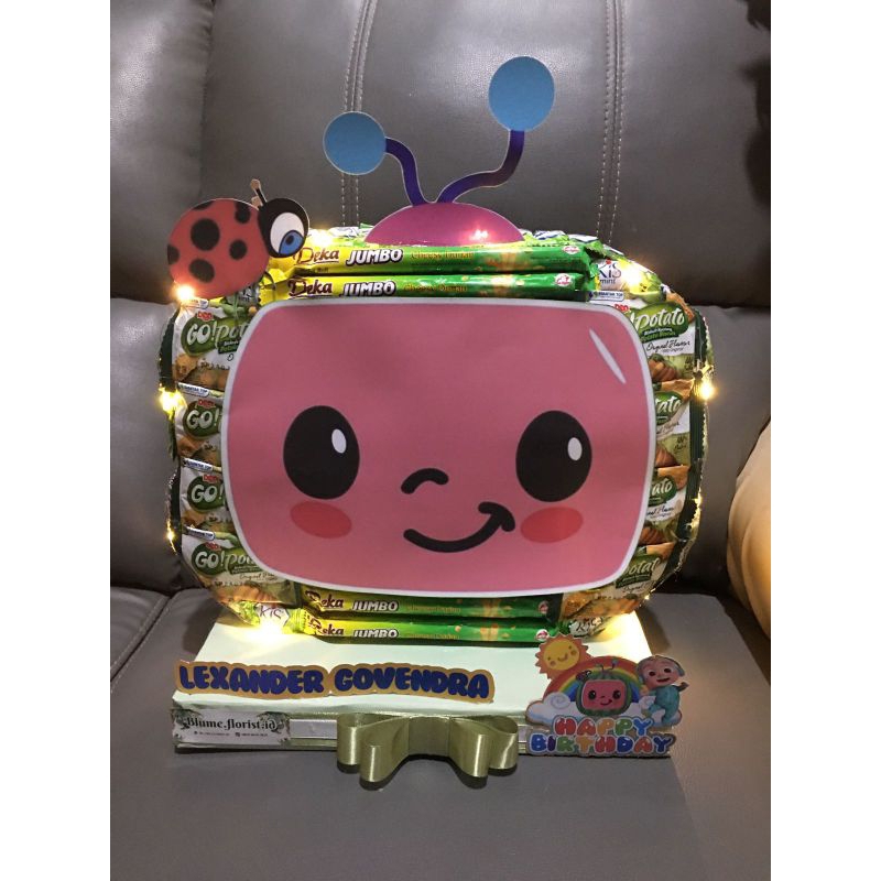 

standing 3d karakter Snack tower,Snack birthday, birthday gift,Snack tower birthday,hampers birthday,snack tower ulangtahun karakter,Snack karakter Coco melon