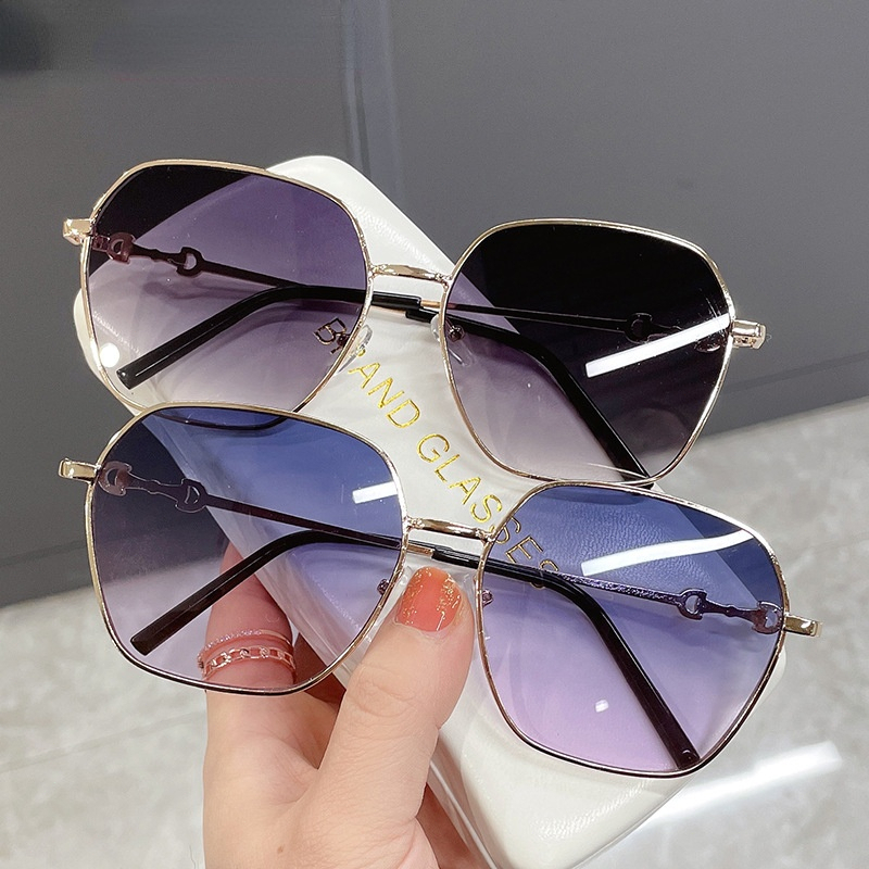 Kacamata Hitam Wanita Lensa Kotak Oversized Bingkai Metal Gold Kacamata Fashion Lensa Gradasi