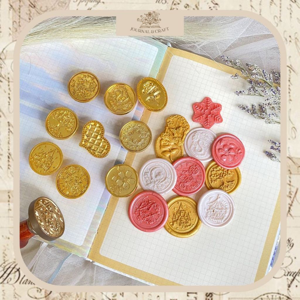 

1 Pcs Wax seal sticker instan Self adhesive wax seal sticker / hiasan undagan vintage Wax seal coin stamp candle lilin beads stampel surat undangan vintage invitationKepala Stempel Lilin Multifungsi Gaya Vintage Untuk Dekorasi jurnal/ Wax Seal Stamps