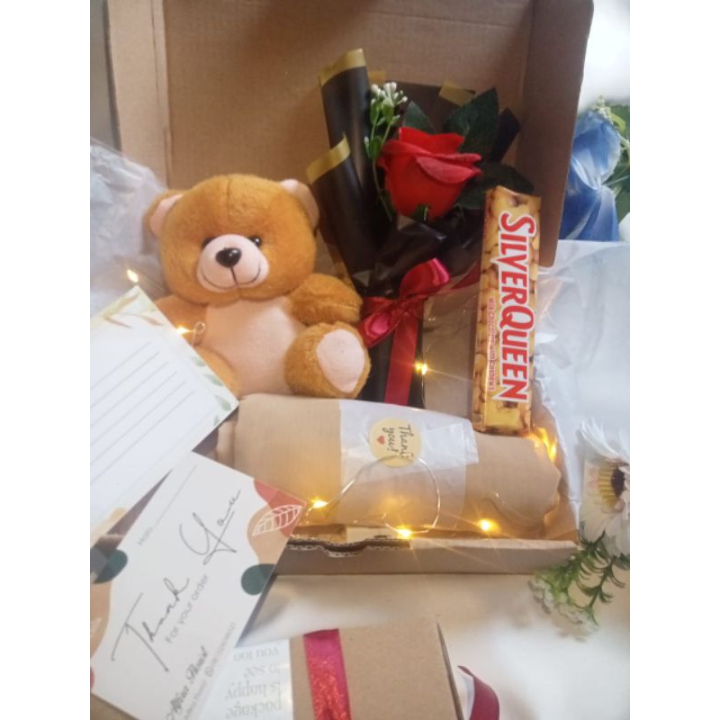 

Hampers Kado Nikahan| Hampers Buket mini| Hampers Boneka | Hampers Coklat|Hampers Jilbab Segi Empat Premium