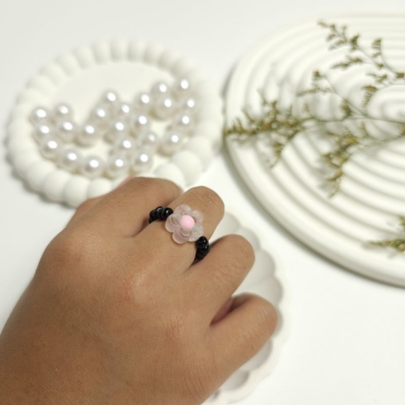 Cincin Manik-manik Hitam Bunga Pink