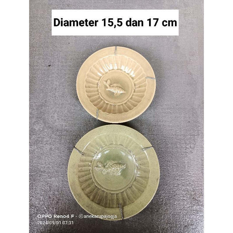 2 buah piring keramik lukis ikan timbul hijau celadon dan coklat, untuk dekorasi hiasan dinding, sud