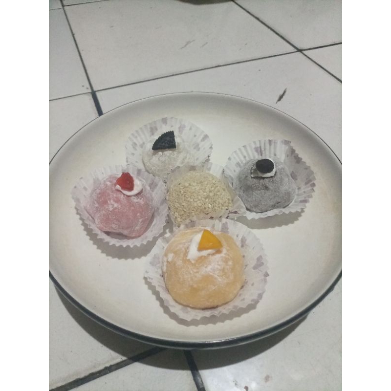 

Mochi Mochi All Varian Daifuku Strawberry, mangga, matcha, tiramisu, cookies and cream, coklat, kacang