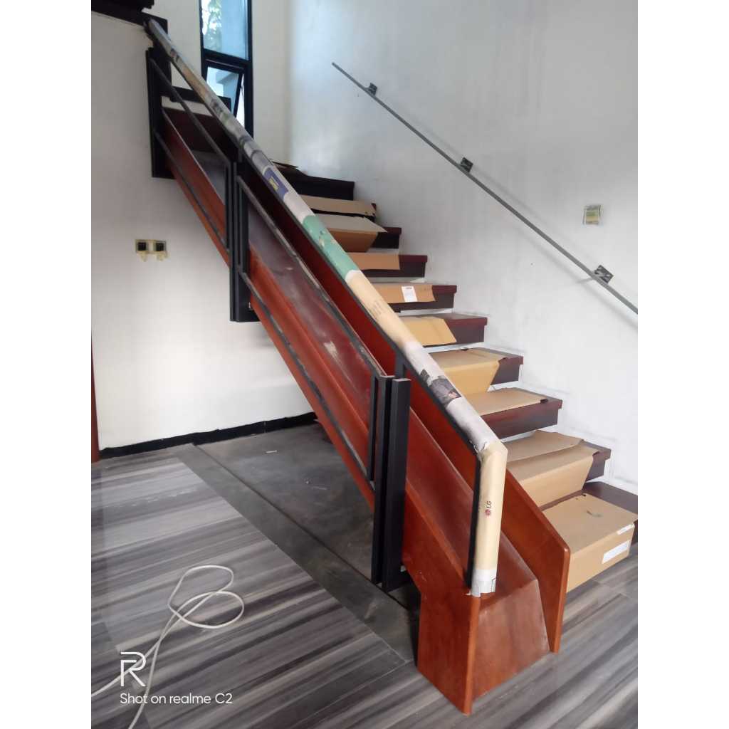 Tangga rebah kayu rumah minimalis modern bandung