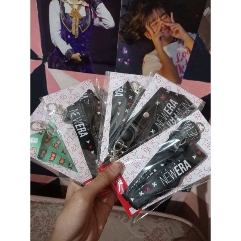 

LANYARD/NECK STRAP OFFICIAL JKT48 NEWERA KEBUN BINATANG SAAT HUJAN TYPE A