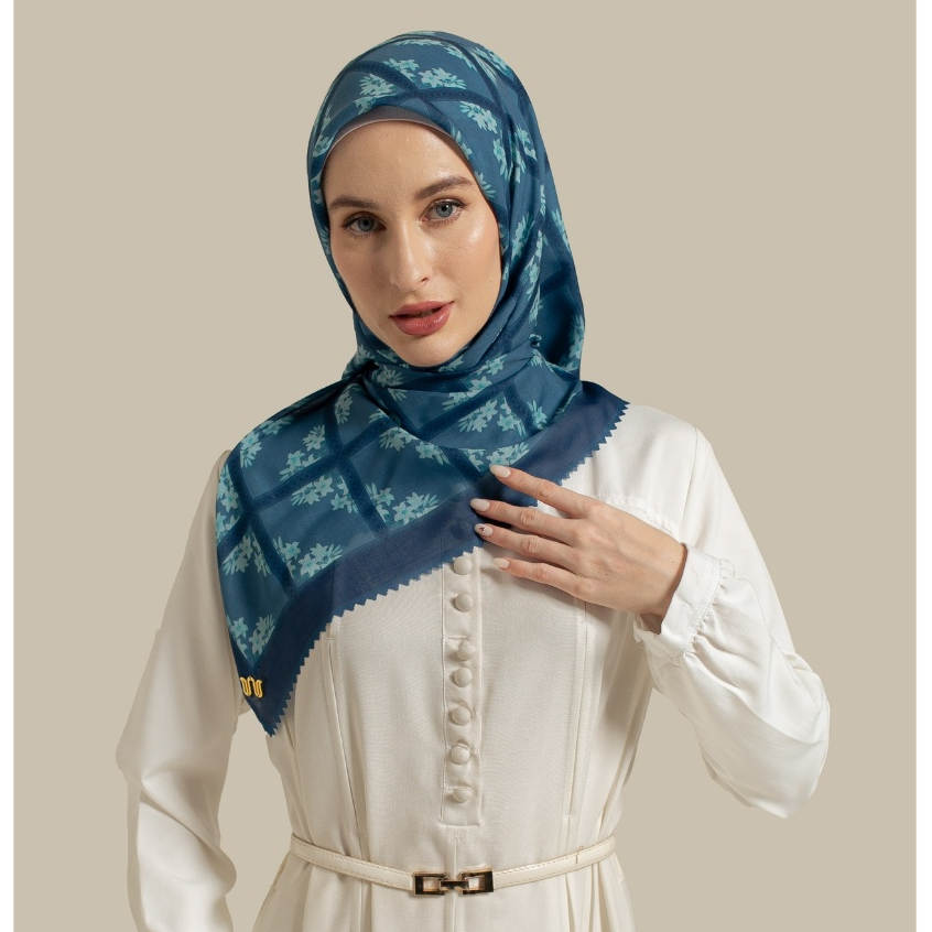 Wulang Narawangsa Hijab Segi Empat Square Flower Navy | Kerudung Segi Empat | Hijab Motif Segi Empat