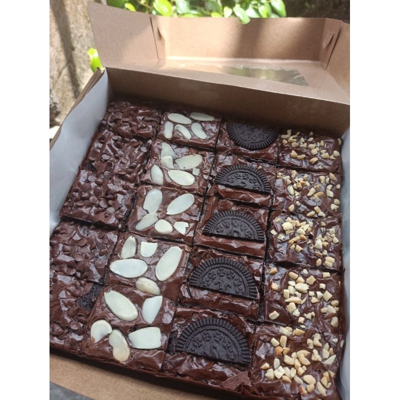 

Brownies Fudgy Panggang size 20x20 (Cruncy diluar dan lembut didalam) / HAMPERS KUE