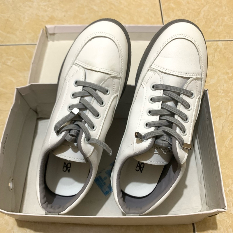 PRELOVED SEPATU SNEAKERS PUTIH WANITA TZS ZENZY SOFT GREY