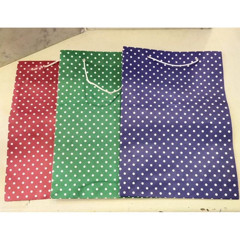 

PAPER BAG MOTIF POLKADOT UK. 30x23x7cm. 1 PAK ISI 12pcs