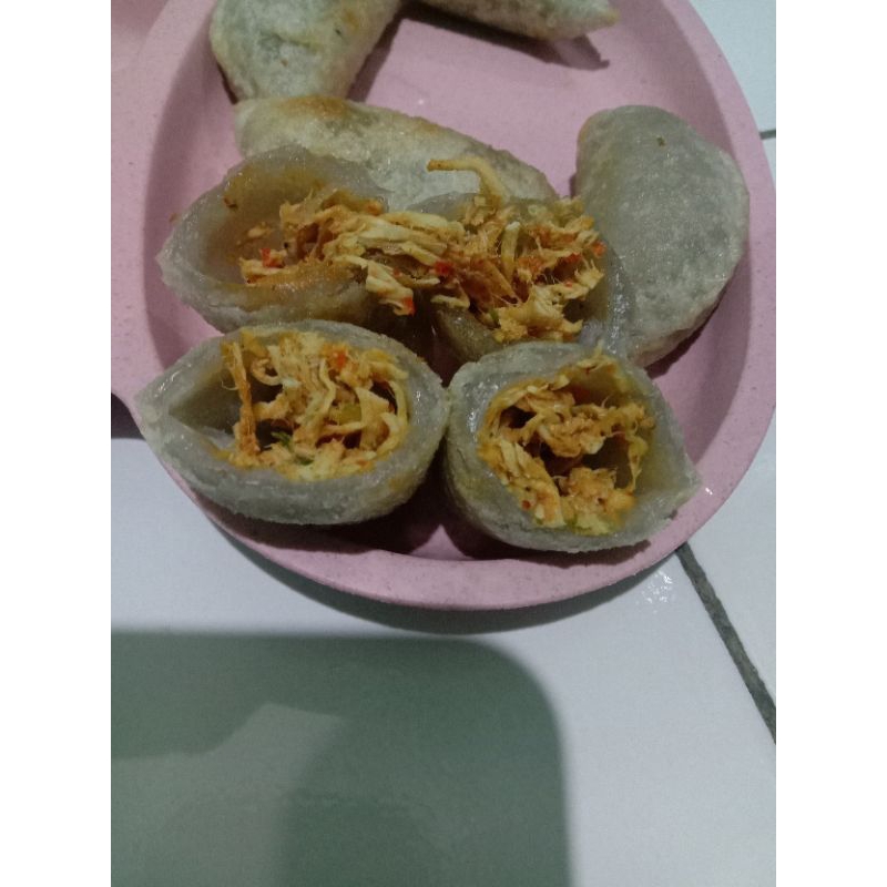 

Cireng Isi Ayam suir pedas By Zeafood