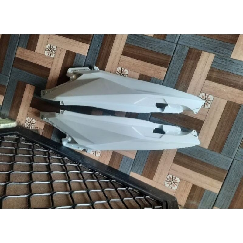 COVER BODY SAMPING VARIO 125-150 LED PUTIH