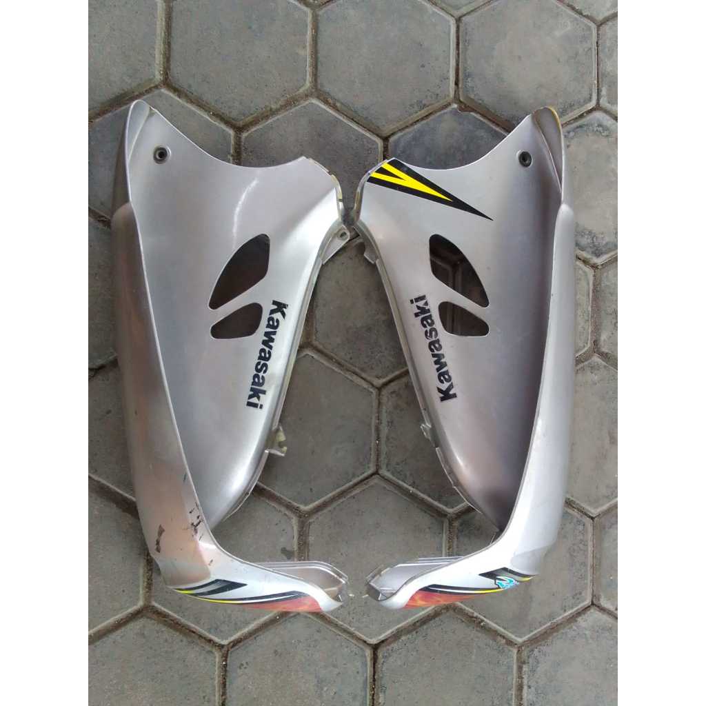 Sepasang body sayap depan kanan kiri sayap luar Kawasaki Blitz R Original
