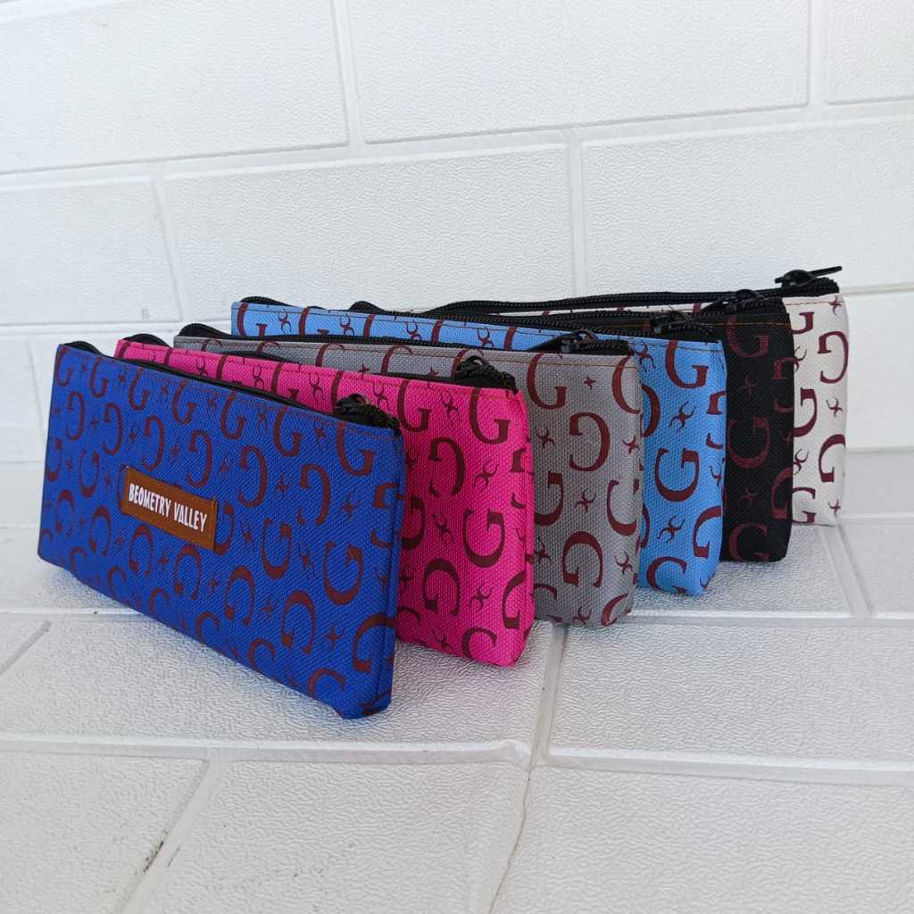 

Tepak / Tempat Pensil Resleting Kain Model Perahu Gucci