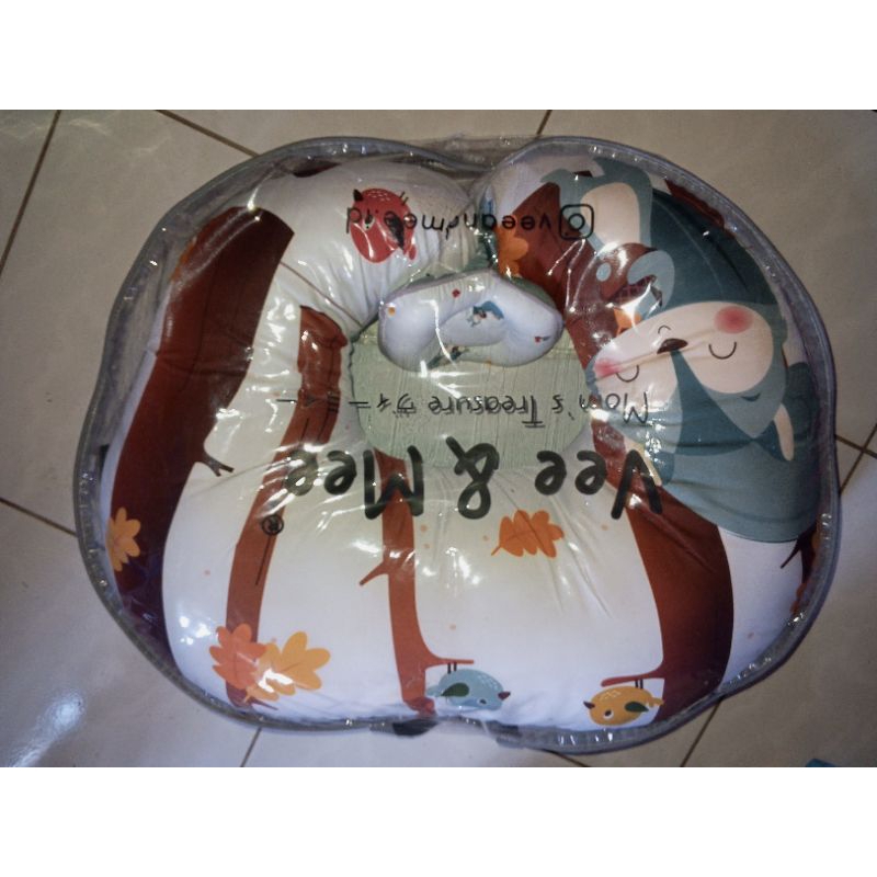 Vee and Mee Bantal Menyusui