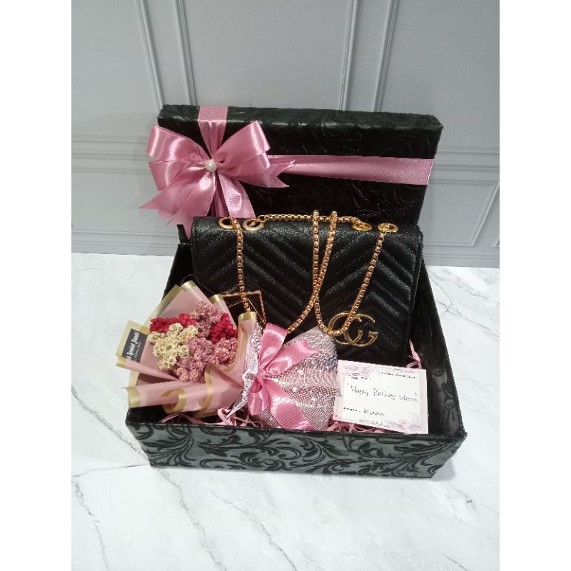 

hampers tas dan bunga kado ulang tahun