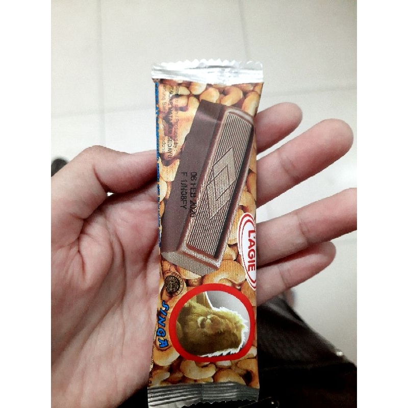 

LAGIE Cokelat Singa Isi Kacang Mete 25Gr
