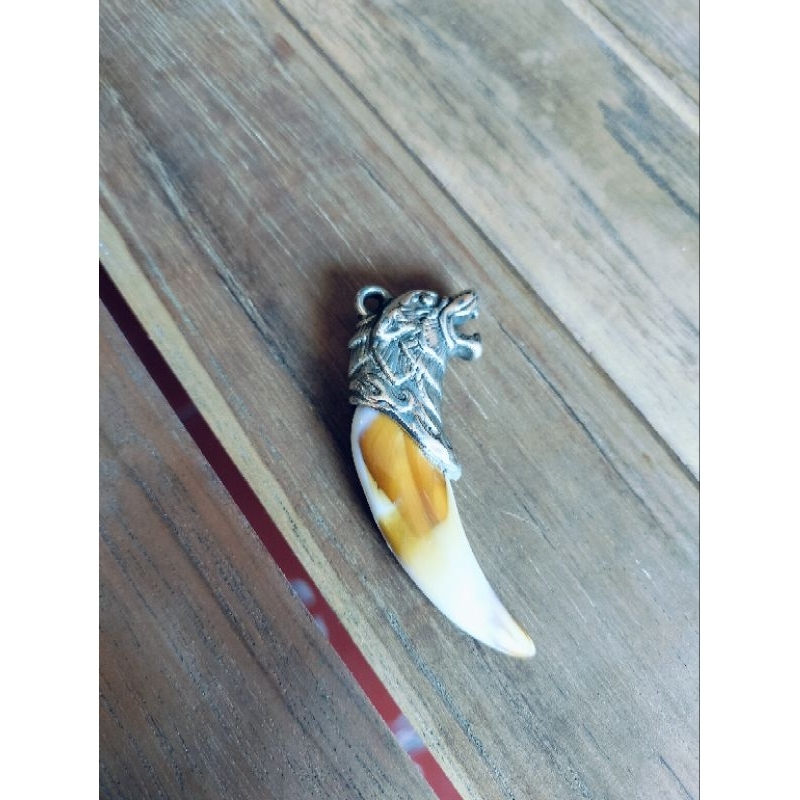 Bandul Kalung Liontin Taring Kepala Singa Metal