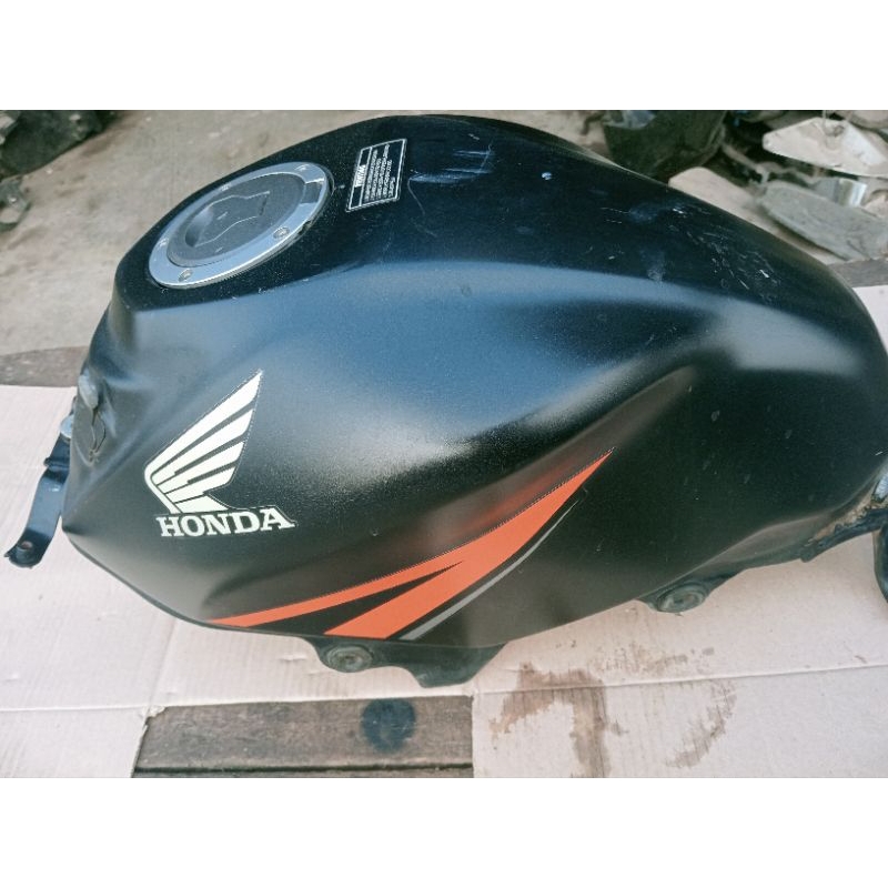 tangki/tengki Honda CBR facelit 150 CC warna hitam dop ea cet ORI bawa,an motor