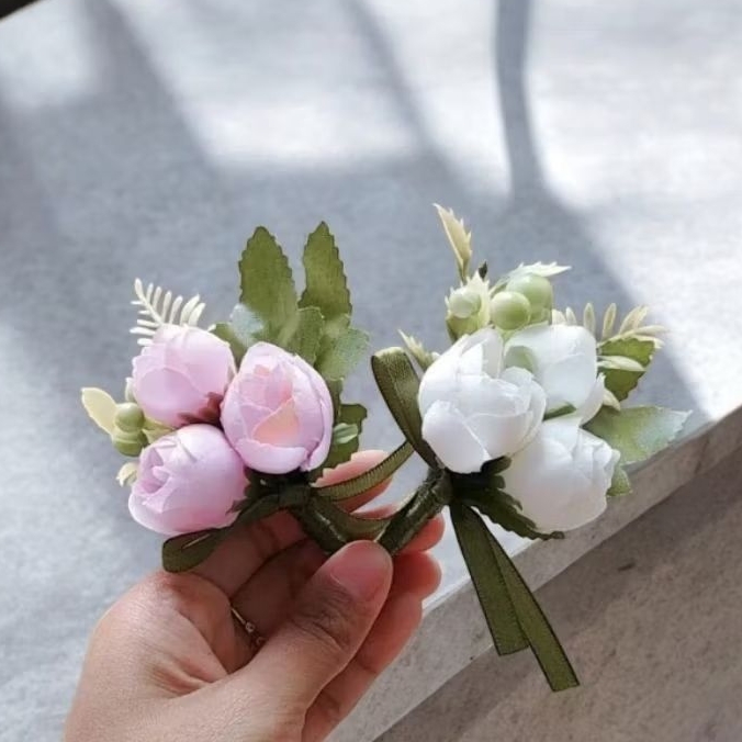 boutonnier boutonniere buttonier jas mawar white putih soft pink bunga Jas Pengantin Pria Bunga Keci