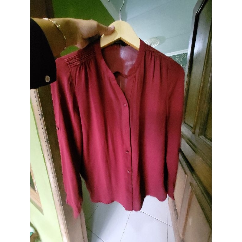 kemeja merah maroon