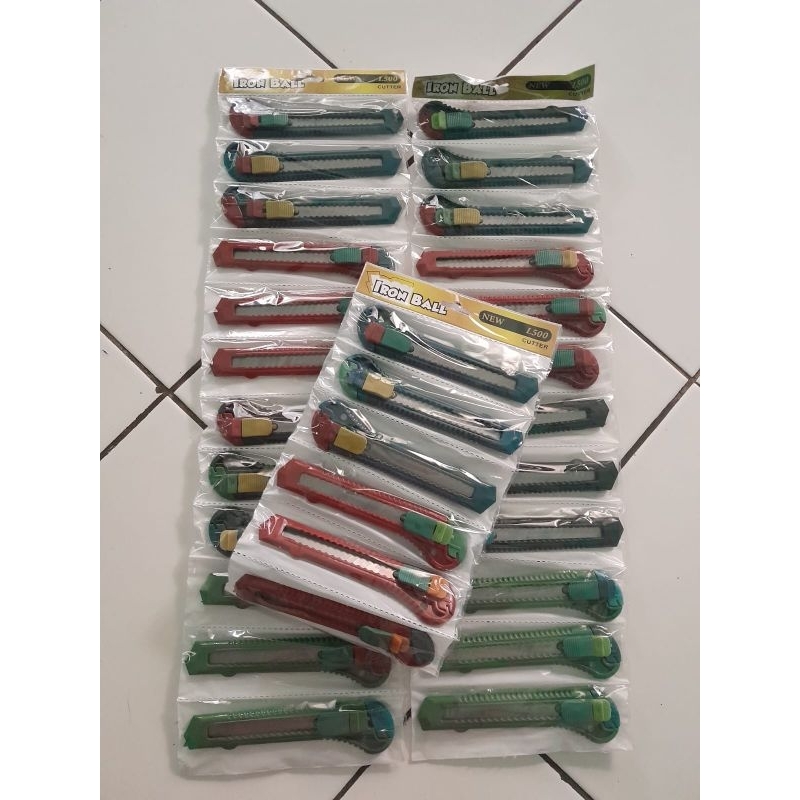 

Pisau cutter Warna warni ukuran besar merk Iron Ball 1 renceng 12 pcs pisau cutter murah