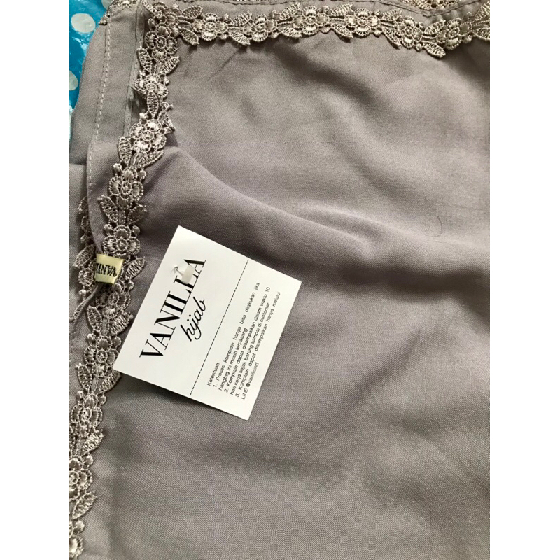 Voal Vanila Hijab Renda Abu