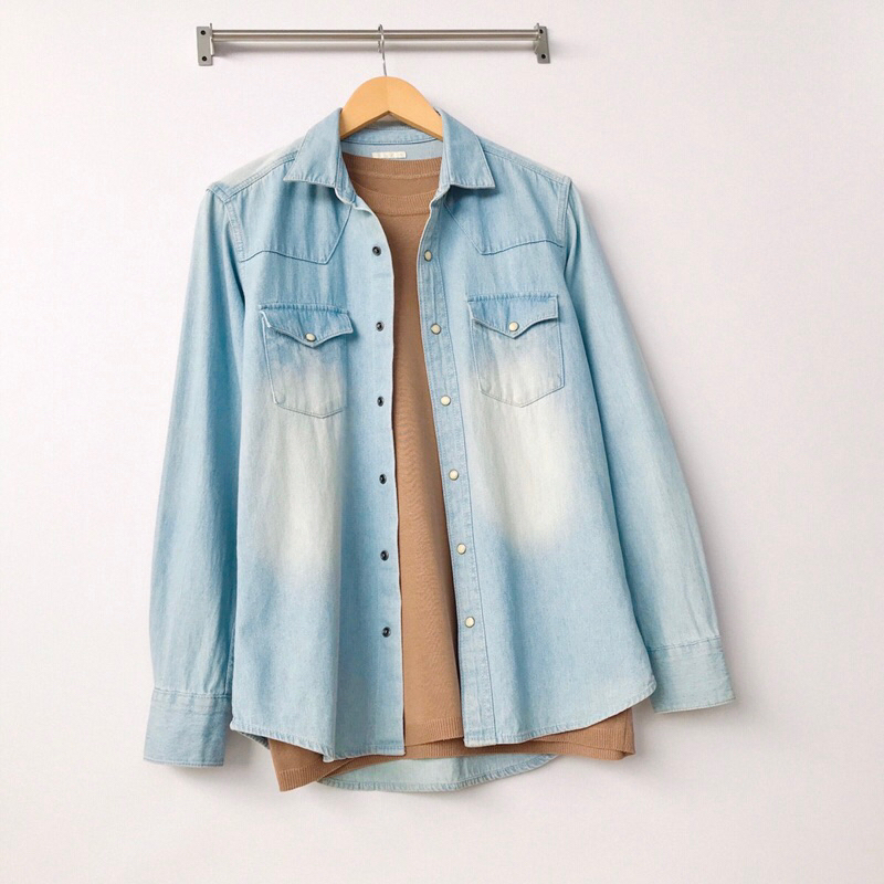 M Kemeja Denim GU UNIQLO Original Western Work Shirt Lengan Panjang Biru Muda Sun Washed Faded Kanci