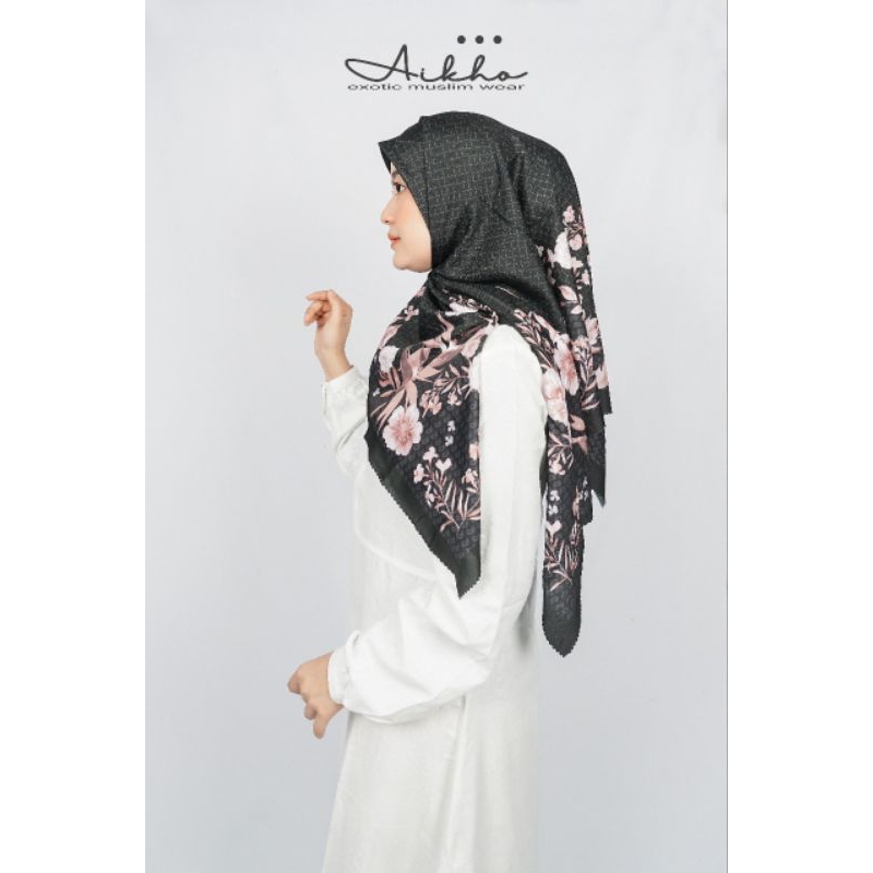 Hijab Segi Empat Hitam Voal Premium - Kerudung Segi Empat Anti Kusut - Jilbab Segi Empat Premium