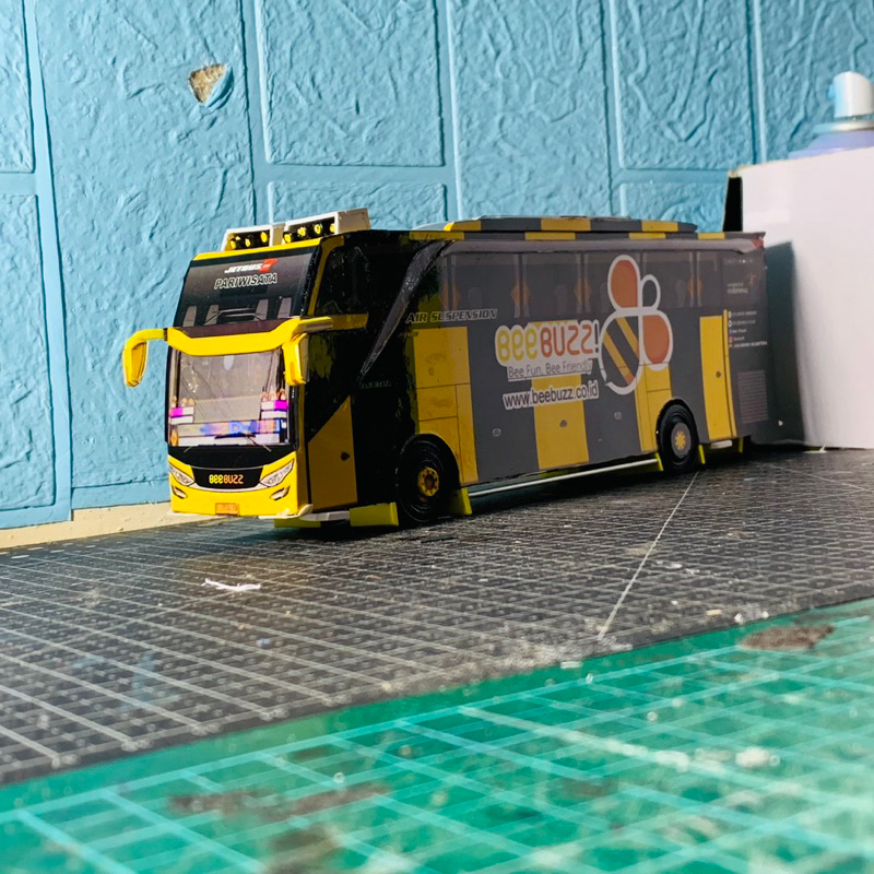 MINIATUR PAPERCRAFT BUS DEEBUZ SKALA 50