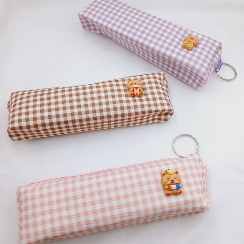 

Tempat Pensil Anak Motif Kotak Capybara - Kotak Pensil Pulpen Anak Motif Kotak Capybara