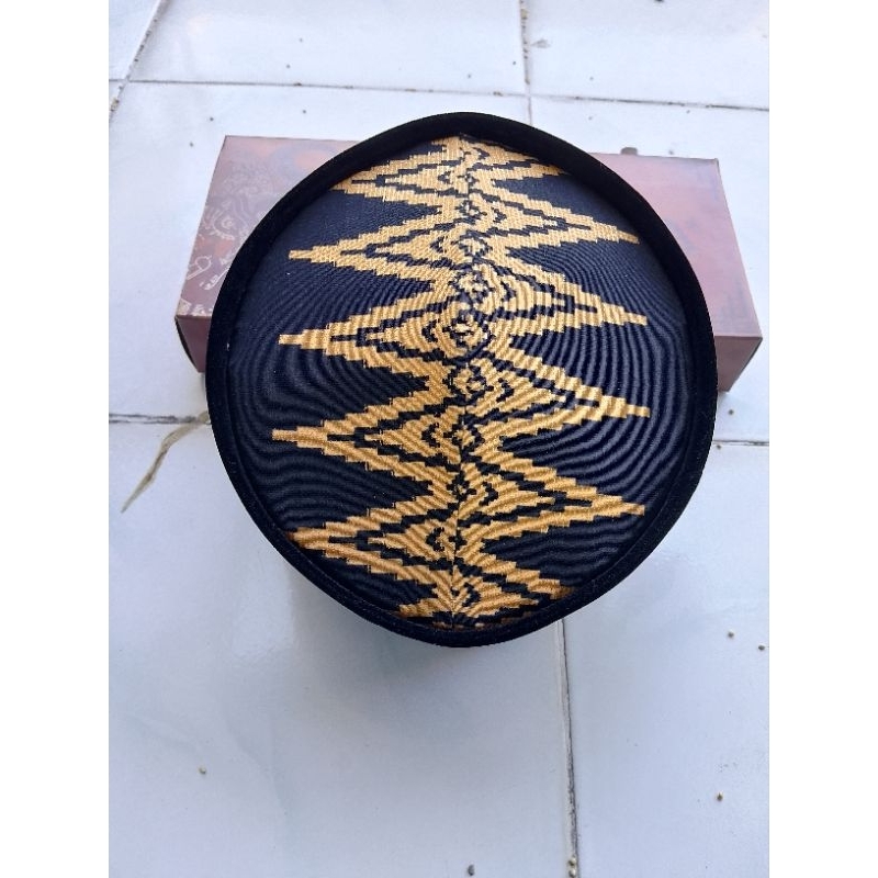PECI SONGKOK Bludru Hitam Model Bulat Motif Kain Songket Profil Emas