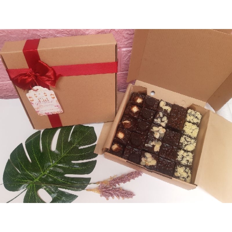 

HAMPERS FUDGY BROWNIES 20 x 20