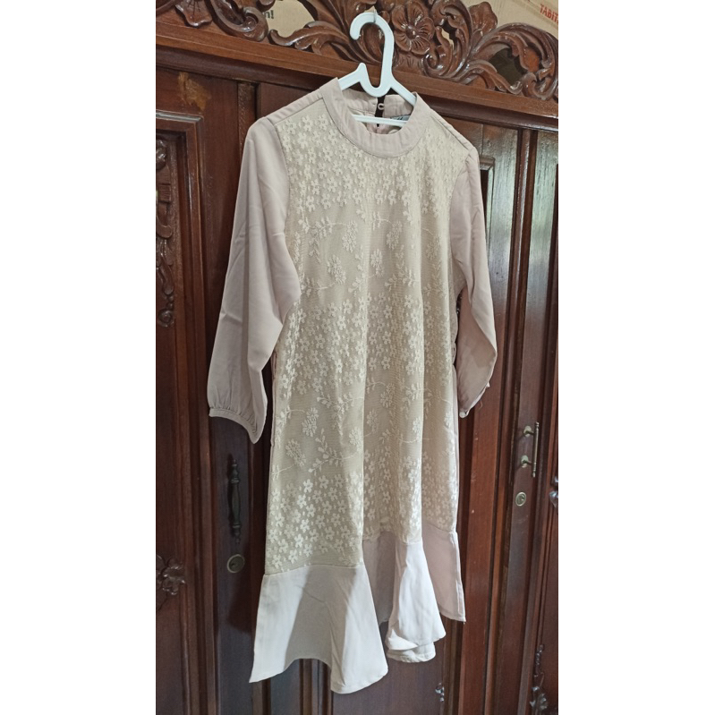 PRELOVED TUNIK BRUKAT CREAM JJ CASUAL