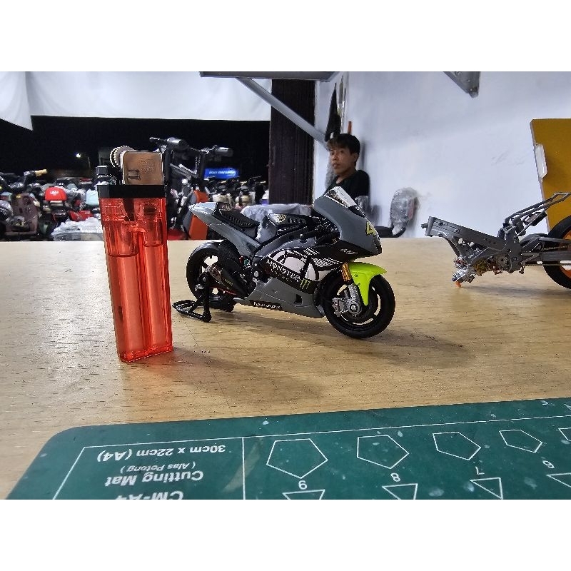 Diecast/miniatur motoGP yamaha valentino rossi test bike 2013 skala 1:18 custom
