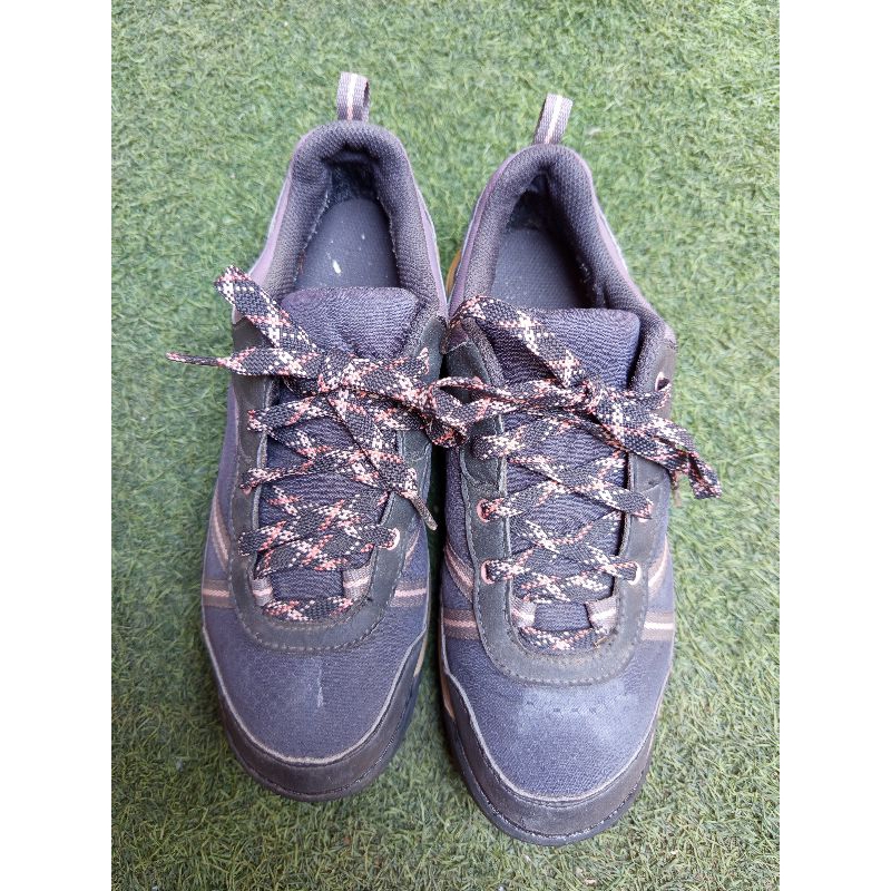 Sepatu gunung Quechua