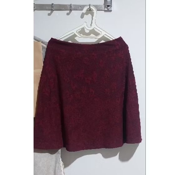 Rok Bahan Merah Maroon Selutut