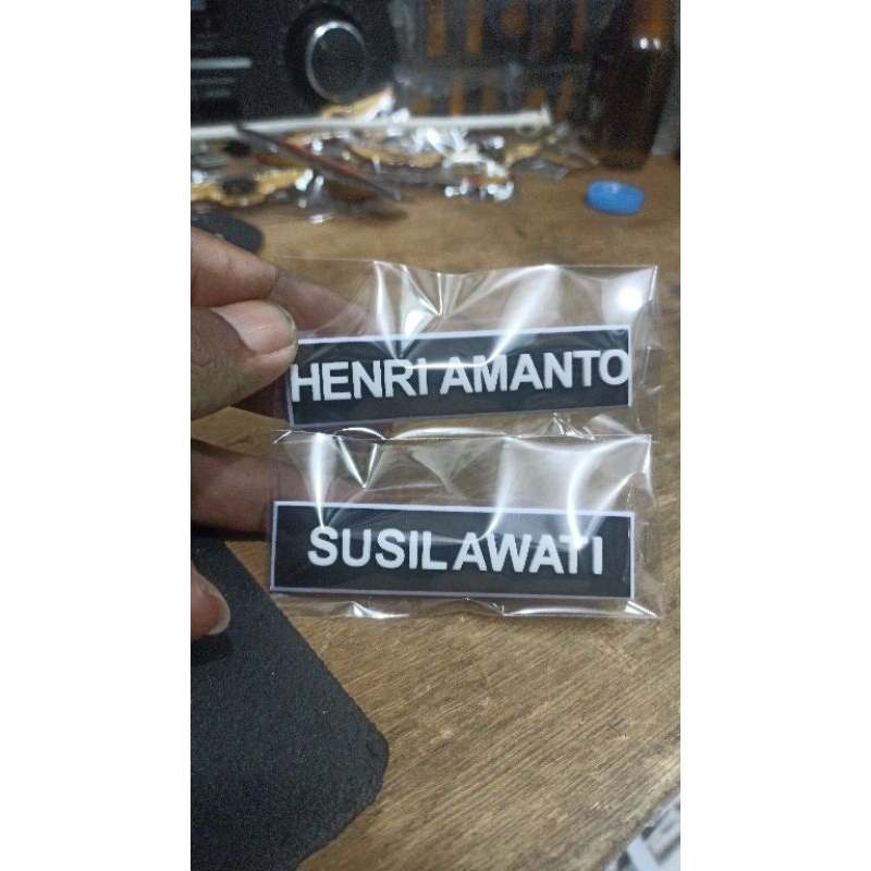 

papan nama timbul