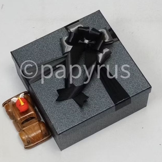 

PAPYRUS 22,5x22,5 Tinggi 10cm Kotak Kado Gift Box Hadiah KOTA KADO V1