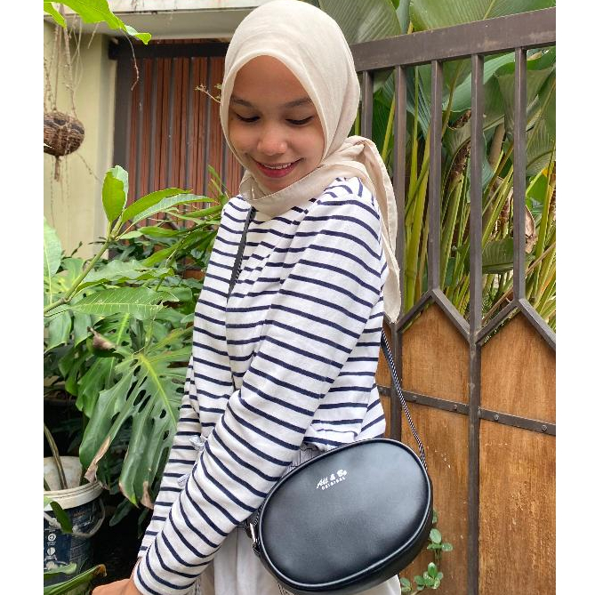 Tas Selempang Wanita Hitam Resleting - Slingbag Simple Serbaguna - Tas Wanita