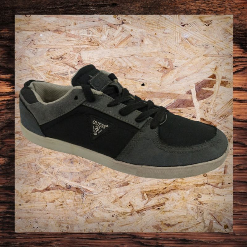 Sepatu Guess